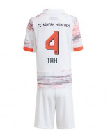 Otroške Nogometnih dresov Bayern Munich Jonathan Tah #4 Gostujoči 2025-26 Kratki rokavi (+ hlače)